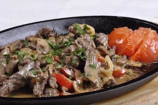 Шипящая сковорода с бараниной и овощами