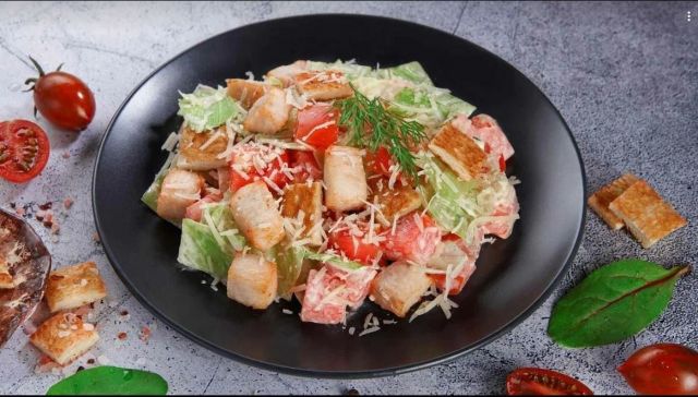 Салат Цезарь с курицей