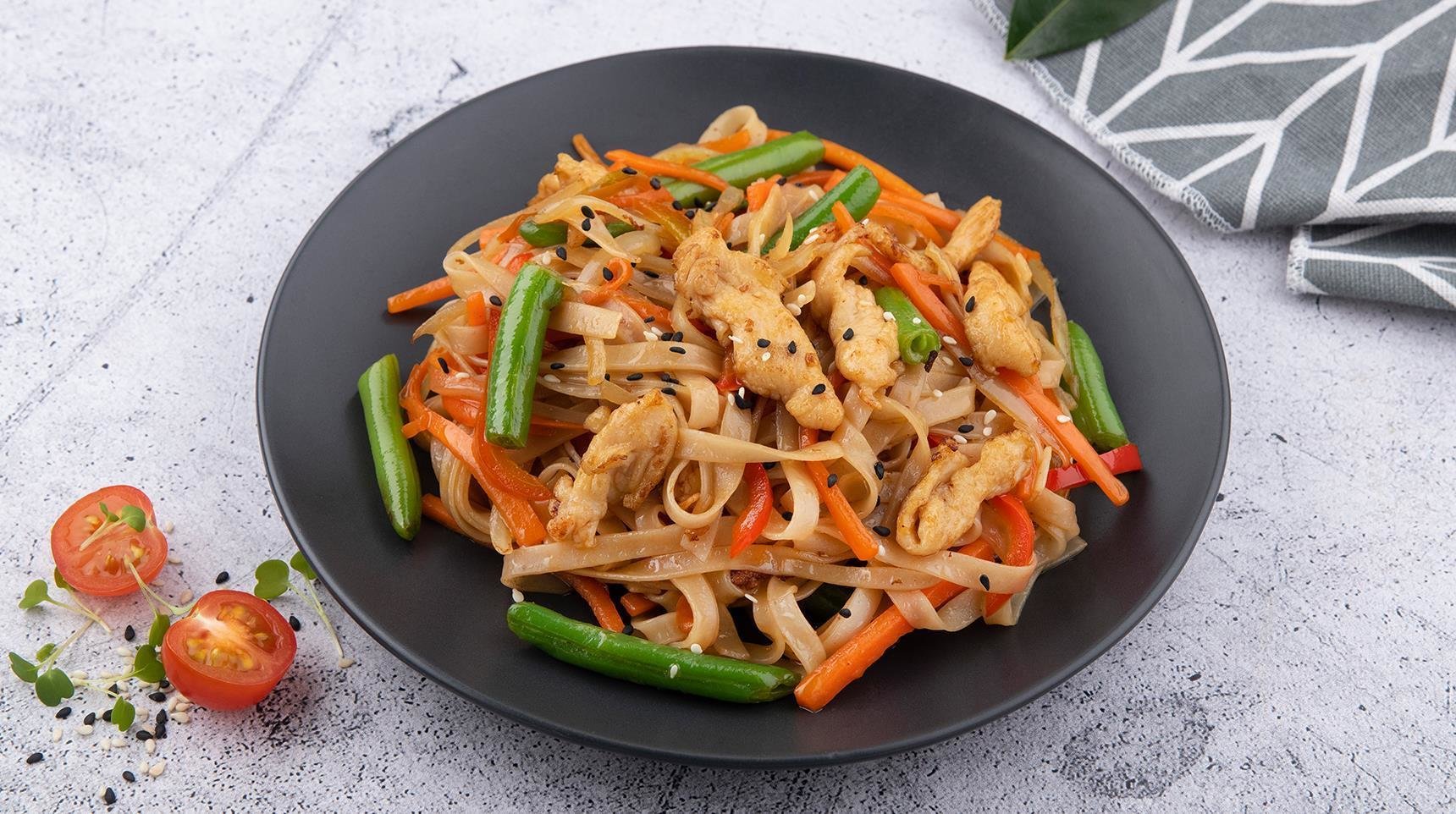 Рисовая лапша с курицей по тайски