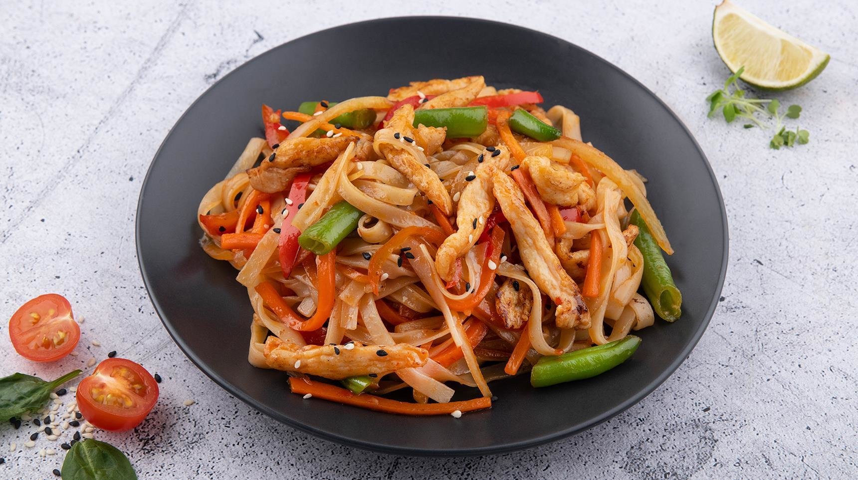 Рисовая лапша с курицей под соусом терияки