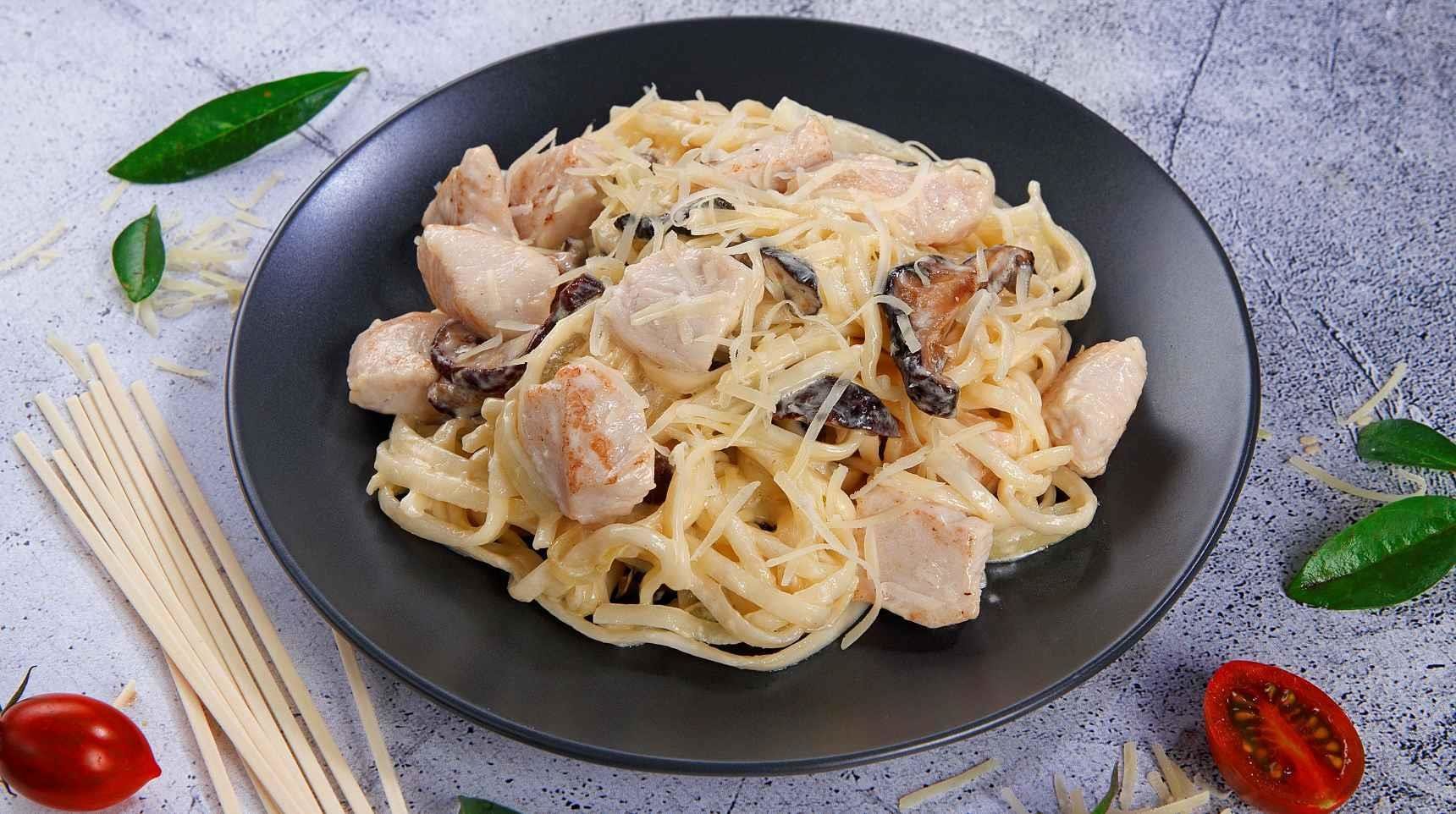 Удон с курицей под сливочным соусом