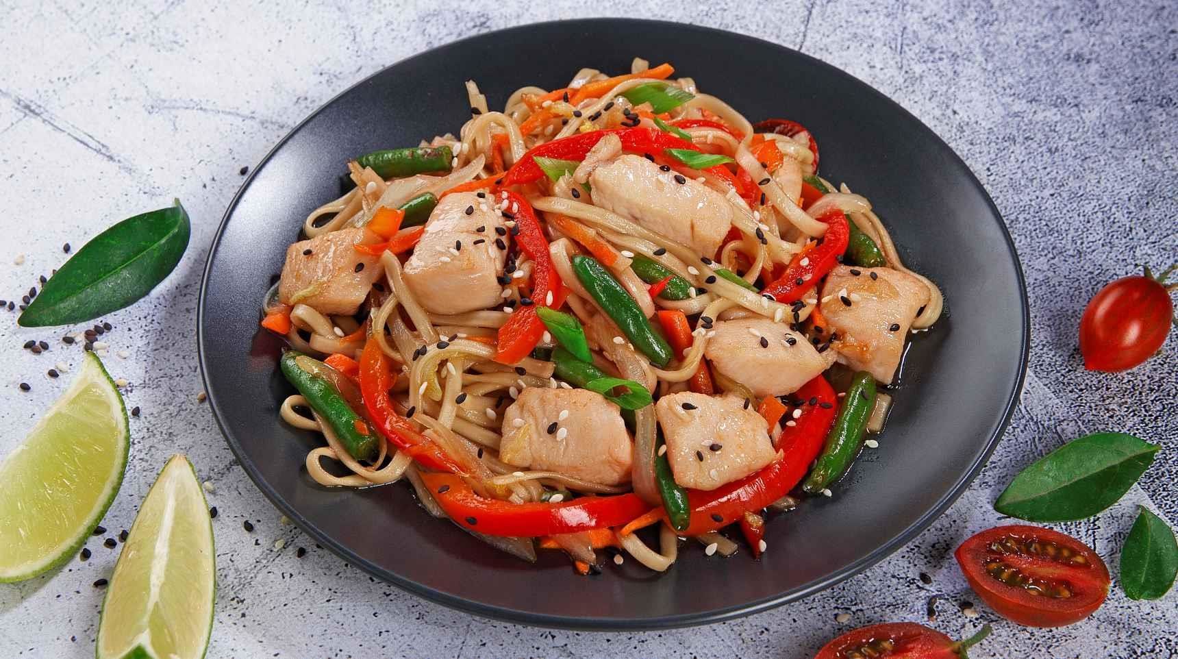 Удон с курицей под соусом терияки