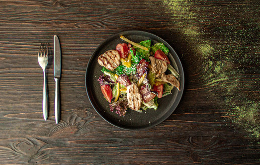 Салат с курицей, кунжутным соусом и свежими овощами